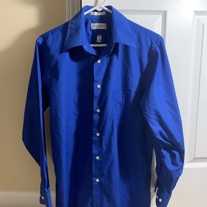 Blue Van Heusen men’s dress shirt